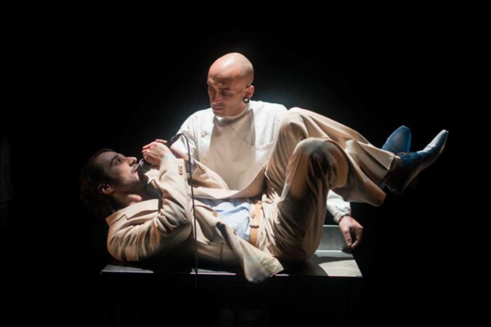 Il video in oggetto è il promo di “Codice Nero”, una delle produzioni 2015-2016, messe in scena dalla compagnia teatrale Koreja di Lecce. Lo spettacolo, scritto e interpretato dal siciliano Riccardo Lanzarone, racconta in un lungo flashback, la storia di Salvatore Geraci, un uomo qualunque, un ex artificiere siciliano. L'ambientazione è significativa, un ospedale, il “codice nero” infatti è il codice assegnato al pronto soccorso ai deceduti. L'opera vuole essere una denuncia, senza retorica, di una realtà del nostro paese: le prestazioni sanitarie differenti a seconda del censo. Un caso di malasanità in scena: lunghe attese nei corridoi, dottoroni dal super ego che umiliano i pazienti. E proprio in questa situazione drammatica, il protagonista si ritrova con il pensiero...