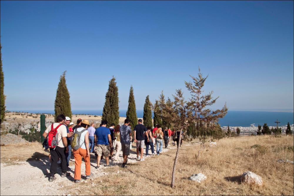 L'immagine digitale in oggetto è parte della collezione digitale “Puglia Green Hour” nata dall'omonimo progetto di Teatro Pubblico Pugliese. Fu organizzato su un calendario fitto e intenso di spettacoli programmati tra giugno e luglio 2012 all'interno dei Parchi Regionali della Puglia, per parlare di arte, musica, teatro e filosofia ispirati dalle bellezze primordiali del paesaggio pugliese in aree territoriali spesso dimenticate o poco valorizzate. Così, alcune zone monumentali e naturalistiche della regione sono divenuti insoliti palcoscenici per concerti musicali, rappresentazioni teatrali e di danza contemporanea. L'immagine cattura un momento della visita guidata che ha preceduto il concerto “Oltre i confini, Ebrei e Zingari” di Moni Ovadia, il giorno 8 luglio 2012...