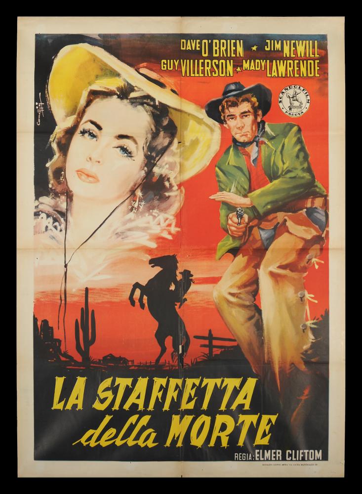 L'immagine riproduce uno dei manifesti conservati presso la Mediateca Regionale Pugliese (vedi Note). Si tratta di una delle versioni grafiche del manifesto del film "La staffetta della Morte" del 1944, con Dave Tex O'Brien, James Newill, Mady Lawrence e Guy Villerson. Il manifesto è a firma di Carmellini e presenta su tutta la composizione un tono caldo, si veda il tramonto di un arancio intenso che esalta le ombre, cactus e cowboy a cavallo, tipiche del paesaggio brullo dell'America dell'Ovest e del genere western. In alto a sinistra, con il cappello a banda larga e il bolos a chiusura, un primo piano della protagonista femminile Mady Lawrence, riportata sul manifesto con un refuso nel cognome (Lawrende); sulla destra a figura intera il protagonista maschile, caratter...