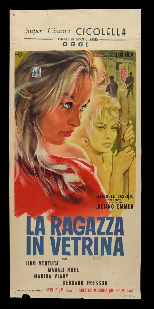 “La ragazza in vetrina” è un film drammatico del 1961 diretto da Luciano Emmer, su sceneggiatura scritta da Rodolfo Sonego, Vinicio Marinucci e lo stesso Luciano Emmer. Tra gli interpreti principali ricordiamo Lino Ventura, Magali Noel, Marina Vlady, Bernard Fresson.
La locandina cinematografica è opera del celebre pittore di cinema Arnaldo Putzu, celebre illustratore romano, collaboratore di Enrico De Seta e dello studio Favalli. In questa immagine emergono le straordinarie doti ritrattistiche di Putzu, l’espressività del bellissimo volto in primo piano è reso dai giochi chiaroscurali dell’incarnato, dalle pennellate delicate che enfatizzano le sfumature delle ciocche dei capelli, i toni dell’azzurro nello sguardo della ragazza, il colore scarlatto delle labbra. Lo sti...