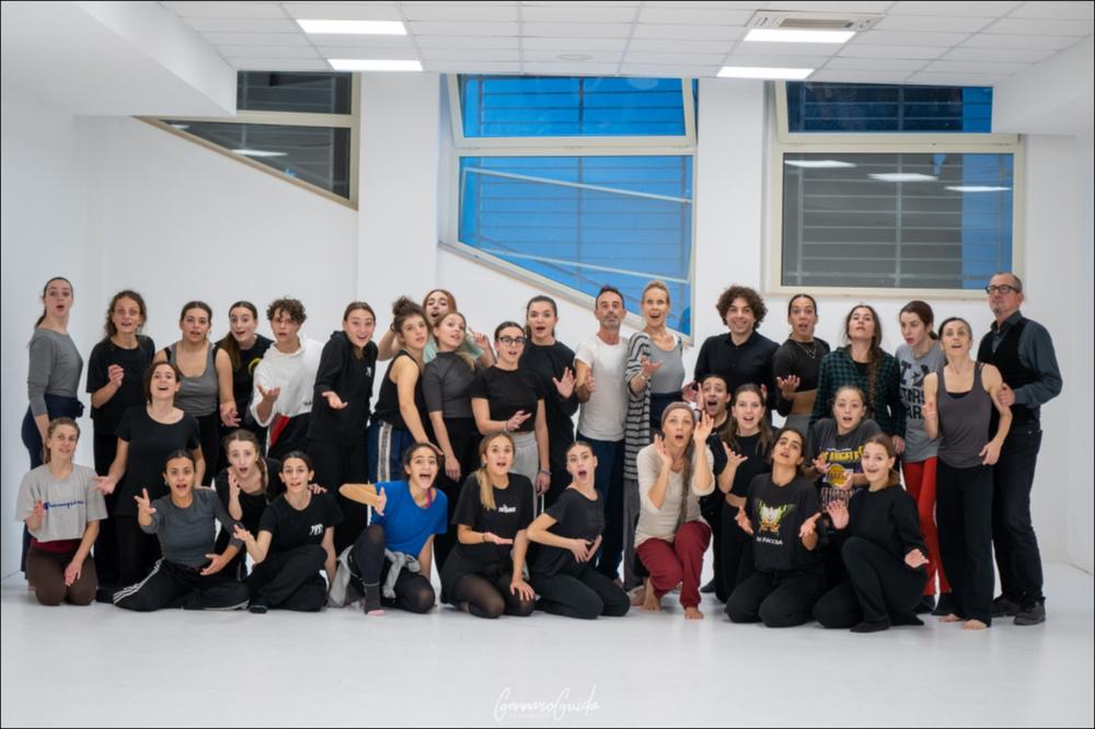 Lo scatto fotografico ritrae il gruppo di danzatori professionisti e allievi di livello avanzato che hanno partecipato alla masterclass ideata e curata dalla compagnia ResExtensa con la famosa danzatrice e coreografa statunitense Carolyn Carlson (ottobre – novembre 2022). A fine corso è stato messo in scena uno spettacolo di danza contemporanea “The ways of Land”, organizzato nell’ambito del progetto “Formation for Future”, Laboratorio Internazionale di Danza Contemporanea, tenutosi a Bari presso il “Nuovo Teatro Abeliano” il 2 novembre 2022.
Il corso formativo è stato reso possibile grazie alla sinergia tra le attività di “Unite gli Estremi e Troverete il Vero Centro”, sostenuto nell’ambito del progetto “Le due Bari”, e il Centro Nazionale di Produzione per la Danza “P...