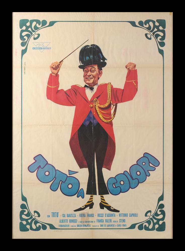 Manifesto che unisce l'illustrazione fumettistica al ritratto realistico del protagonista Totò, nelle vesti di Antonio Scannagatti, musicista squattrinato. La figura intera è inquadrata in una cornice in stile Art Nouveau, il tutto realizzato dallo Studio Paradiso a firma di Piovano. Il manifesto originale è conservato nell’Archivio della Mediateca Regionale Pugliese....