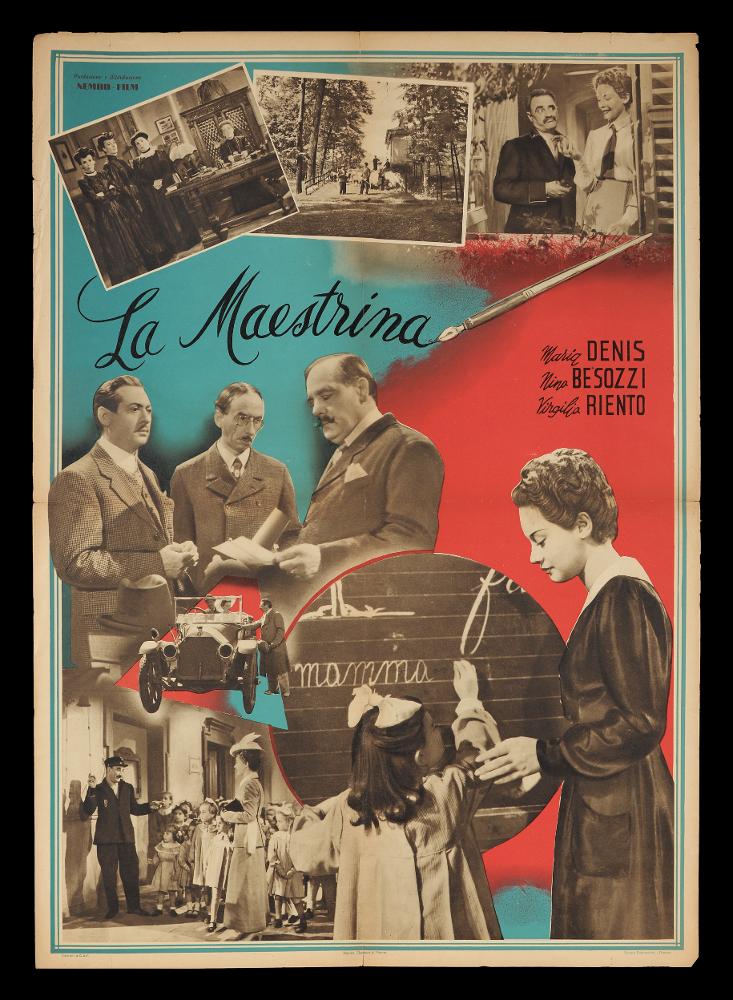 L'immagine riproduce una delle fotobuste conservate presso la Mediateca Regionale Pugliese (vedi Note). Si tratta di uno dei soggettoni del film “La maestrina” del 1942 per la regia di Giorgio Bianchi, tratto dall’omonima opera teatrale di Dario Niccodemi. La composizione grafica prevede la riproposizione di scene tratte dal film, vere e proprie fotografie in bianco e nero che raccontano per momenti la trama. Nella parte superiore vi sono tre immagini incorniciate, nella parte inferiore i blocchi, seppur distinti tematicamente, si intrecciano grazie alla grafica. L’attenzione sulla scena della bellissima Maria Denis, la maestrina che sfiora delicatamente la spalla dell’alunna, è enfatizzata anche dal particolare scritto sulla lavagna “mamma”, tematica centrale del film....