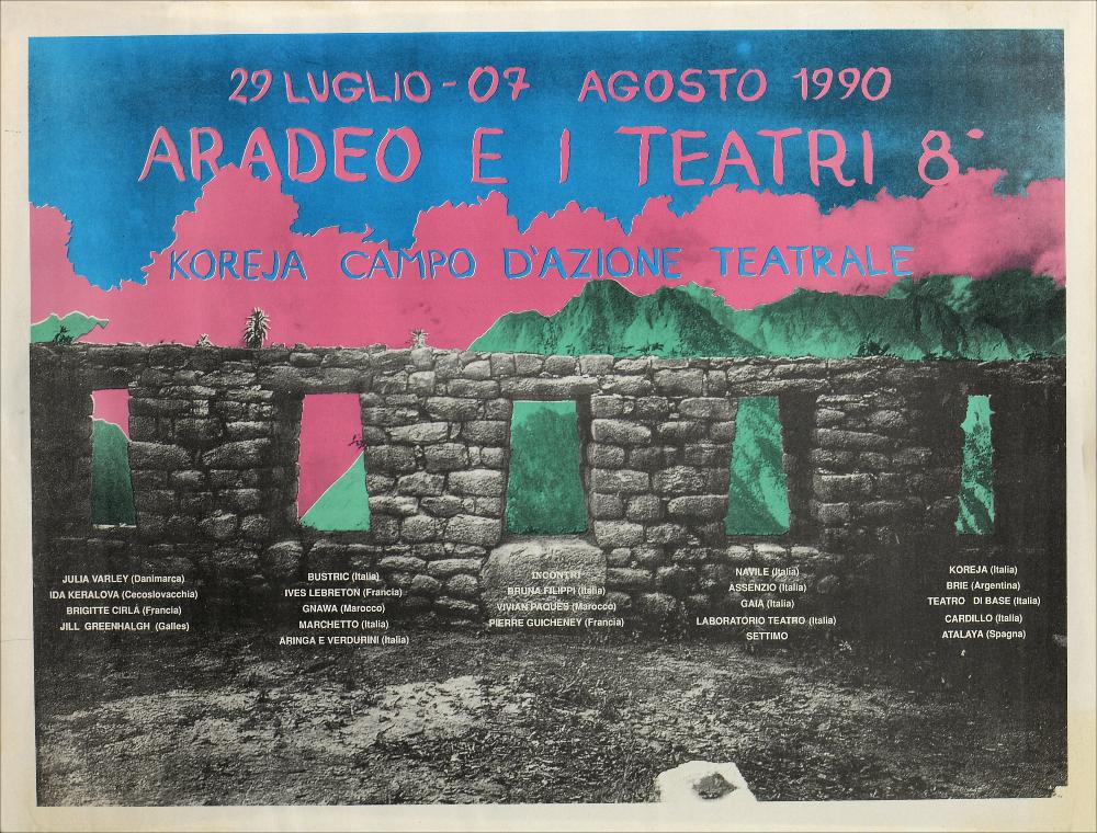 L'immagine in oggetto riproduce la locandina per la rassegna "Aradeo e i Teatri 8" svoltasi fra il 29 luglio ed il 7 agosto 1990, un appuntamento con il teatro sperimentale che la compagnia Koreja, nata nel 1983 nel piccolo borgo salentino di Aradeo, porta avanti sin dall'anno della sua fondazione. Su uno sfondo con cielo azzurro e rosa che sovrasta le montagne, primeggia una cinta muraria caratterizzata da quattro finestrelle che permettono di contemplare il paesaggio. Sotto ogni finestra sono elencati gli artisti, provenienti da diversi paesi d'Europa e del mondo, che si esibirono nelle varie giornate della manifestazione teatrale. Tra i nomi presenti notiamo il mago e illusionista Bustric, al tempo Sergio Bini, autore, regista e attore di teatro, tv e cinema italiano...