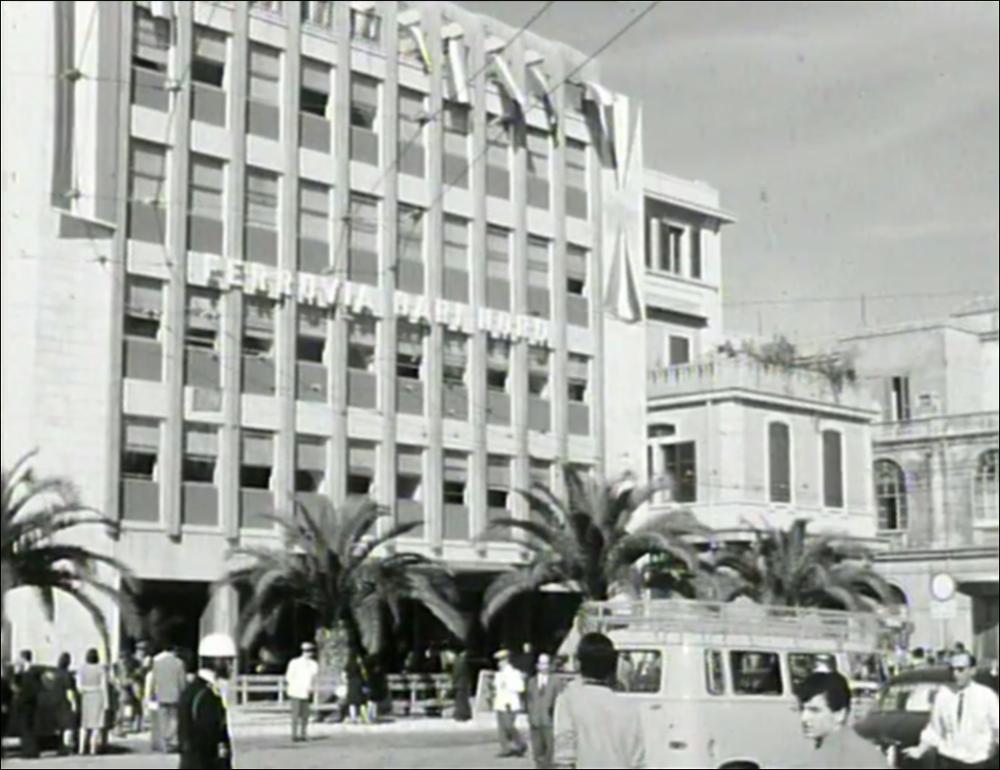 Il video in bianco e nero è parte della grande raccolta di materiale storico proveniente dall'archivio audio-visivo delle Teche Rai, di proprietà della Rai - Radio Televisione Italiana S.p.A. Si tratta di un servizio televisivo girato nel 1965 durante la cerimonia di inaugurazione delle Ferrovie Bari Nord, la linea di trasporto ferroviario che unisce ancora oggi il capoluogo pugliese con il nord della regione e che conclude la sua corsa a Barletta. La linea proviene dalla trasformazione della già esistente tranvia Bari-Barletta in ferrovia di tipo elettrico. Lo storico momento si tenne a Bari, in Piazza Roma, il 30 settembre 1965 alla presenza dell'allora Presidente del Consiglio Aldo Moro, grande uomo politico che con la sua storia segnò il Novecento italiano. L'inaugu...