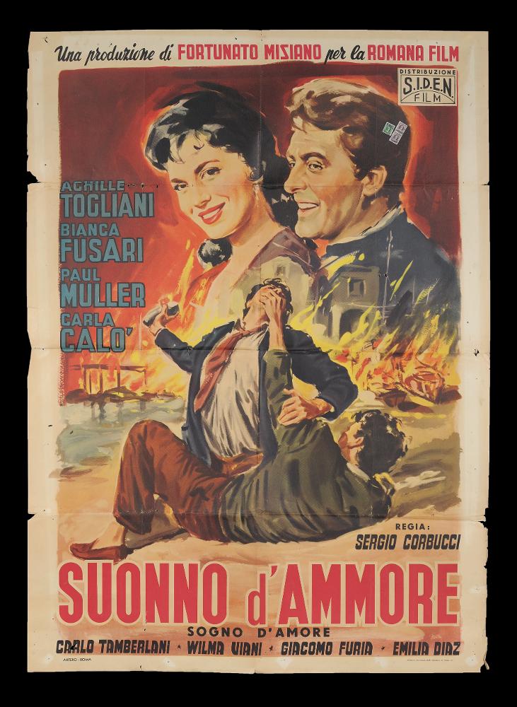 L'immagine riproduce uno dei manifesti conservati presso la Mediateca Regionale Pugliese (vedi Note). Si tratta di una delle versioni del manifesto del film "Suonno d'ammore" (Sogno d'amore). Senza firma, la composizione grafica presenta i canoni classici della pittura da cinema dei grandi maestri che si sono distinti a partire dal dopoguerra. A metà degli anni '50 si sviluppa uno stile in cui i protagonisti principali, attori e divi, dominano lo spazio compositivo: i ritratti sono fedeli, vengono enfatizzati come uomini oltre che come personaggi. Contribuiscono alla narrazione elementi della vicenda, scene principali rappresentate in primo piano, che raccontano atmosfere e storie contestualizzate nel tempo. In questo manifesto, dominano tutti questi elementi, che enfat...