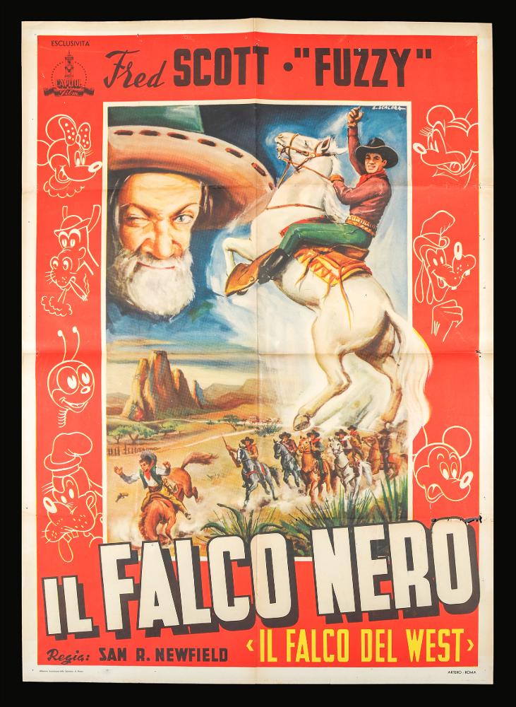 L'immagine riproduce uno dei manifesti conservati presso la Mediateca Regionale Pugliese (vedi Note). Si tratta di uno dei manifesti del film “Il falco nero" (Il falco del West) a firma dell'illustratore Scalora. Tinte sfumate, colori caldi e vivaci e una pittura morbida contraddistinguono la scena centrale, con molti richiami all'ambientazione western. Intorno, corre una cornice rossa su cui si riconoscono illustrazioni dai tratti leggeri che raffigurano personaggi del mondo Disney.