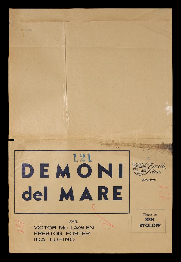 L'immagine riproduce la busta fotografica aperta che raccoglie una serie di immagini destinate all’affissione all’interno delle sale cinematografiche del film “Demoni del mare” del 1937, per la regia di Benjamin Stoloff, del quale possiamo visionare il manifesto, firmato dall’illustratore Tarquini Paolo, in questa collezione. Come si può notare sulla busta sono riportate a stampa tipografica alcune informazioni sul film, in alto, in un riquadro, il titolo in un carattere più grande e in grassetto, sotto l’indicazione degli attori e a destra il nome del regista.