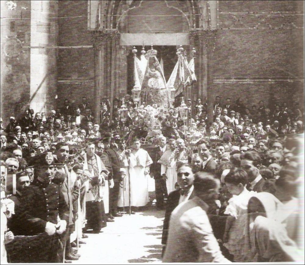 <div class="ql-editor"><div>L'immagine storica digitalizzata risale agli anni '30 e mostra la Processione di Santa Maria in occasione della Festa Patronale di Lucera.</div><div>Le feste patronali di Lucera (FG), celebrate dal 14 al 16 agosto in onore di Santa Maria Patrona, rappresentano il momento culminante della vita sociale, culturale e religiosa della città e costituiscono il più potente catalizzatore del suo senso di identità collettiva.</div><div>La festa si configura come un autentico sincretismo di devozione, folklore e tradizione, in cui sacro e profano si intrecciano armoniosamente: riti religiosi, solenni processioni, luminarie, concerti e spettacoli pirotecnici scandiscono tre giorni di intensa partecipazione popolare. Si tratta di un vero e ...