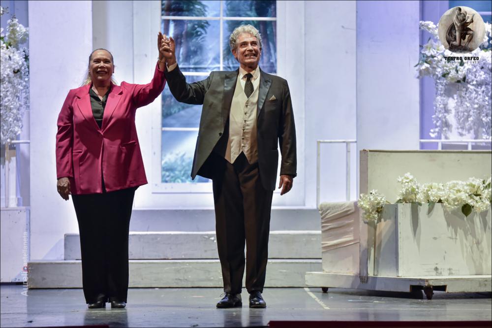 <div>Lo scatto immortala una scena dello spettacolo "Il padre della sposa”, in scena il 3 marzo 2024 presso il Cinema Teatro Orfeo a Taranto. Con Gianfranco Jannuzzo e Barbara De Rossi come protagonisti, diretti da Gianluca Guidi, lo spettacolo è una comedy vivace, ricca di gag, tenerezza e momenti coinvolgenti.</div><div>La commedia racconta la storia di Giovanni, un imprenditore che fatica ad accettare che la sua giovane e amata figlia stia per sposare il rampollo di una famiglia benestante. I frenetici preparativi del matrimonio sconvolgono l’uomo, incapace di rassegnarsi all’idea di affidare la figlia a uno sconosciuto.</div>