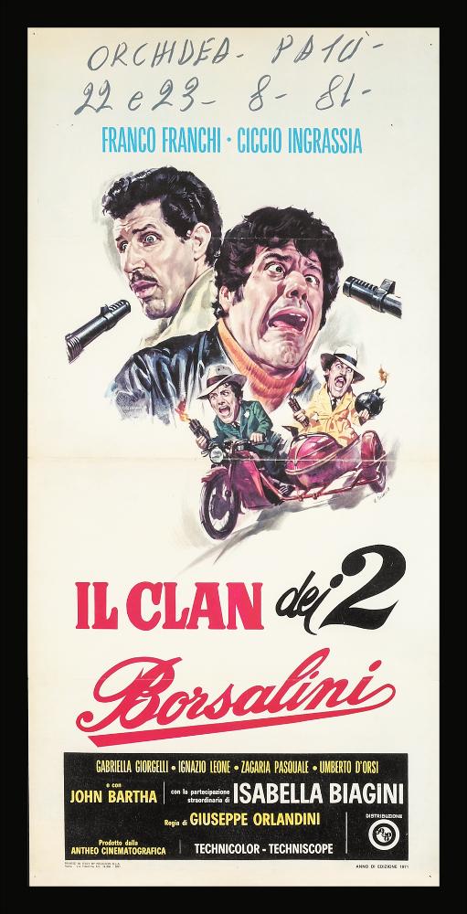 “Il clan dei due Borsalini” è un film italiano del 1971 diretto da Giuseppe Orlandini, su sceneggiatura di Giuseppe Orlandini e Roberto Gianviti.
Tra gli interpreti principali Franco Franchi, Ciccio Ingrassia e Isabella Biagini.
La locandina cinematografica è opera del celebre pittore di cinema Renato Casaro, uno tra i maggiori rappresentanti della grafica e del manifesto. Nato a Treviso nel 1935 comincia la sua carriera artistica da autodidatta ma in breve arriva a sviluppare un proprio stile di grande eleganza e raffinatezza formale. Tecniche diverse si mescolano nel suo linguaggio innovativo che si caratterizza sia per l’uso del pennello sia per quello dell’aerografo che gli consentirà di ottenere effetti sfumati e volumetrici di grande intensità pittorica. Spesso la...