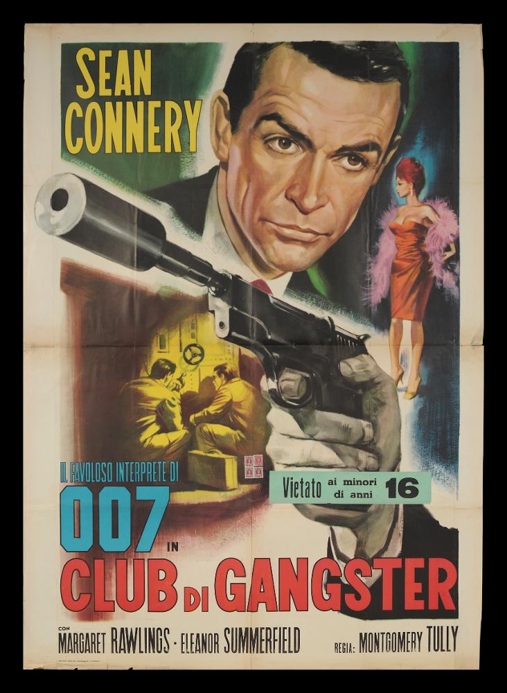 L'immagine riproduce uno dei manifesti conservati presso la Mediateca Regionale Pugliese (vedi Note). Si tratta di una delle versioni grafiche del manifesto del film “Club di gangster” (1957) del regista Montgomery Tully. In Italia questo film venne distribuito solo nel 1965, per questo non deve confondere l’enfasi che si pone sulla presenza dell’attore Sean Connery considerato come “Il favoloso interprete di 007” sugli schermi per la prima volta nel 1962. Forse anche per questa ragione l’attore, pur interpretando la parte non principale di un gangster di nome Spike, conquista sul manifesto un imponente primo piano. Spicca anche la presenza di una pistola, segno di una trama poliziesca che segna il film. Illuminati quasi ad occhio di bue altri membri della banda intenti...