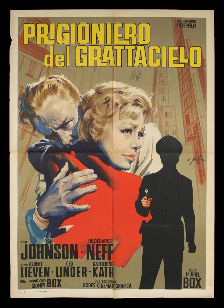 L'immagine riproduce uno dei manifesti conservati presso la Mediateca Regionale Pugliese (vedi Note). Si tratta di uno dei manifesti del film “Prigioniero del grattacielo” del 1958 per la regia di Muriel Box. La firma che si legge sul lato sinistro è dell’illustratore romano Arnaldo Putzu (A. Putzu) collaboratore di Enrico De Seta e dello studio Favalli. Molte delle opere di Putzu sono riconoscibili per l’uso di un linguaggio compositivo drammatico reso soprattutto nella rappresentazione dei ritratti. Si noti qui infatti, la perfezione e la cura dei dettagli per la rappresentazione dei volti e dell’intensità nello sguardo tra i due personaggi in primissimo piano, immortalati in un intenso abbraccio. Anche l’uso del monocromo e delle sfumature contribuisce a rendere la d...