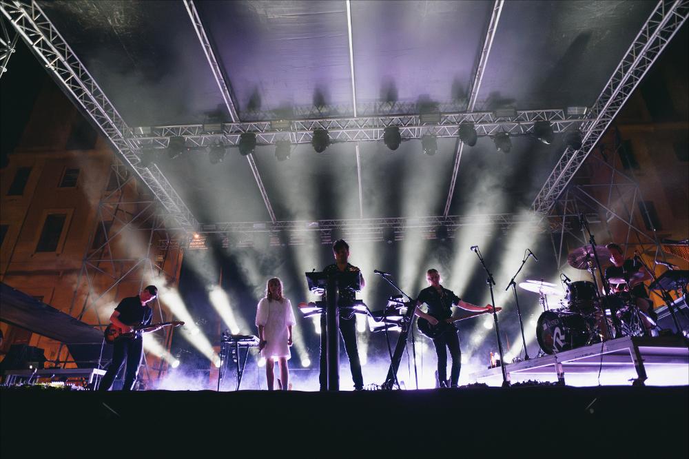<div>Lo scatto immortala un momento del concerto di Anders Trentemøller, sul palco del Cinzella Festival per il “CINZELLA SUONI” presso la Rotonda del Lungomare di Taranto nella serata del 15 agosto 2024.</div><div>Anders Trentemøller di Copenhagen è stato a lungo rispettato come creatore di melodie straordinariamente memorabili e paesaggi sonori lussureggianti, ma nell’ultimo decennio ha ricevuto elogi attesi da tempo per essere anche un produttore con pochi rivali.</div><div>Contrasti e paradossi vengono spesso esplorati, alla fine riconosciuti nel titolo del suo ultimo album, "Obverse".</div><div>Da quando ha messo insieme la sua prima vera band dal vivo, nel 2007, Trentemøller ha intrapreso numerosi tour mondiali, suonan...