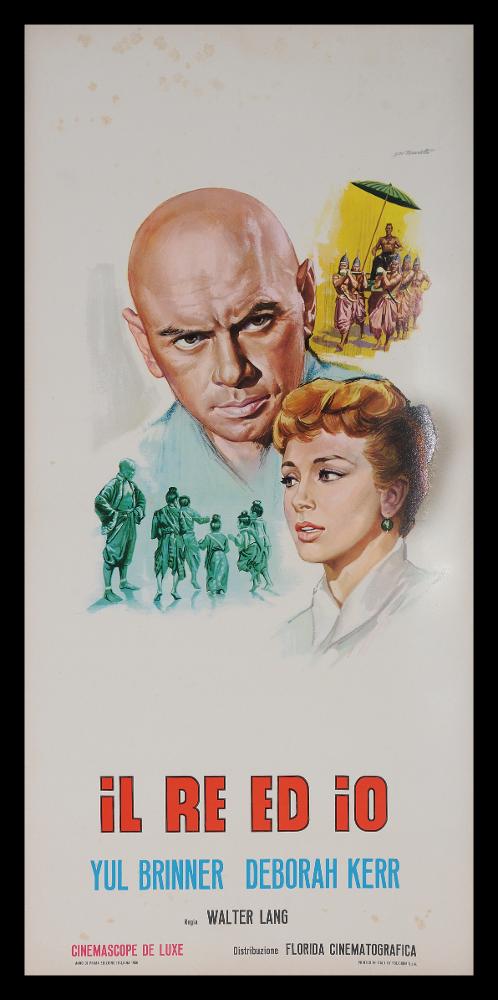 L'immagine riproduce uno dei manifesti conservati presso la Mediateca Regionale Pugliese (vedi Note). Si tratta della locandina del film "Il re ed io", a firma di Ezio Tarantelli. Noto per la produzione di illustrazioni per film minori e quelli del genere "Spaghetti western", Tarantelli è un artista e grafico, fondatore dello Studio E2 insieme al collega Enzo Sciotti. Anche la locandina, come il manifesto, presenta una bella composizione ordinata. Qui lo sfondo bianco immerge il fruitore in una dimensione spaziale immaginaria, dalla quale emergono i bei ritratti, molto realistici, dei personaggi principali, arricchiti da piccole scene che rimandano all'ambientazione orientale. Nella figura maschile, si riconosce l'attore Yul Brynner, già protagonista della versione teat...