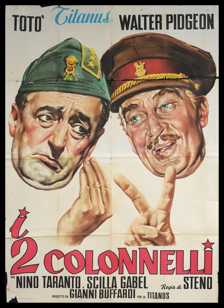 L'immagine riproduce uno dei manifesti conservati presso la Mediateca Regionale Pugliese (vedi Note). Si tratta di uno dei manifesti del film in bianco e nero “I due colonnelli” del 1963 per la regia di Steno. La composizione grafica del manifesto è molto semplice: su uno sfondo completamente panna, risaltano i volti dei due protagonisti, Totò e Walter Pidgeon, ritratti fedelmente anche nelle mimiche e nella gestualità che più li caratterizzano. Il lettering che caratterizza il titolo prevede delle stelline al posto dei puntini e il numero 2 al posto della trascrizione in lettere....
