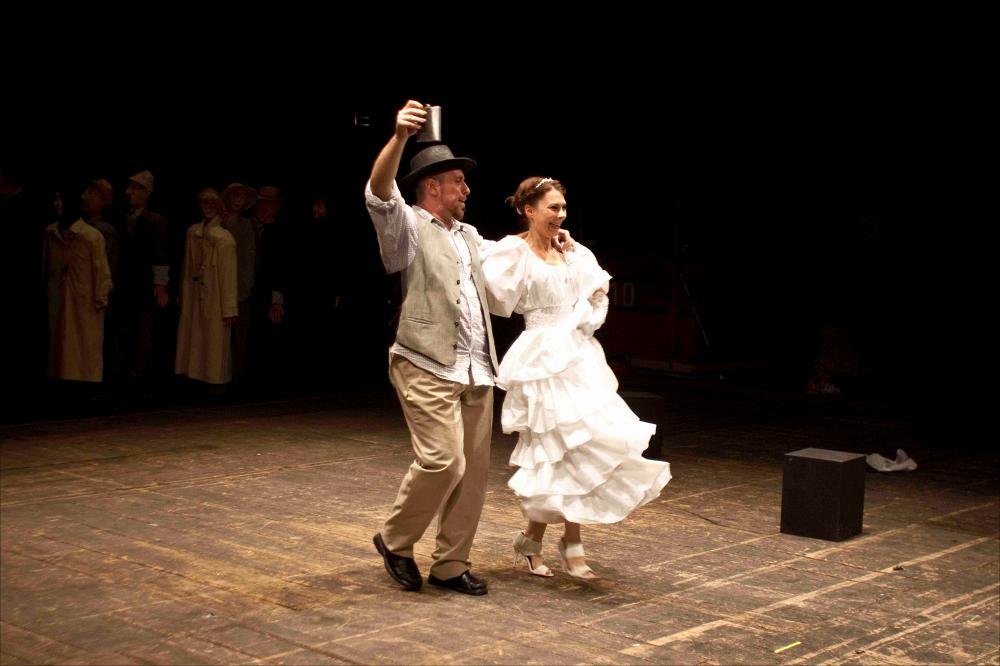 L'immagine digitale è parte della collezione digitale “Prime nazionali in Puglia”, nato dall'omonimo progetto promosso dalla Regione Puglia, Assessorato al Mediterraneo, Cultura e Turismo, finanziato dal FESR ASSE IV e attuato dal Teatro Pubblico Pugliese per dar vita ad un fitto calendario di prime nazionali programmate tra il 2011 e il 2012 all'interno di alcuni teatri pugliesi. "Occidental Express" nasce grazie all'incontro e alla collaborazione tra il regista pugliese Giampiero Borgia e il drammaturgo rumeno Matei Visniec, i quali, lavorando insieme alla compagnia Teatrul de Marionete di Arad e a quella del Teatro dei Borgia, hanno dato vita ad uno spettacolo messo in scena per la prima volta il 10 ottobre 2011 nel Teatro Curci di Barletta. L'opera affronta il delic...
