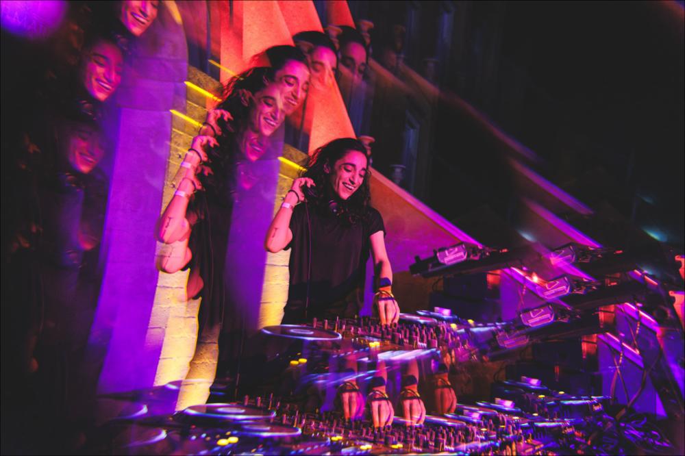 <div>Lo scatto racconta l’esibizione della DJ e attivista palestinese <strong>Sama’ Abdulhadi</strong>, ospite della serata di chiusura della XX edizione del Locus Festival il 14 agosto 2024, presso la Masseria Ferragnano di Locorotondo. Con la sua caratteristica techno minimale ma profondamente musicale, Sama’ ha trasformato la notte in un dancefloor vibrante, regalando al pubblico un set ipnotico e irresistibile.</div>...