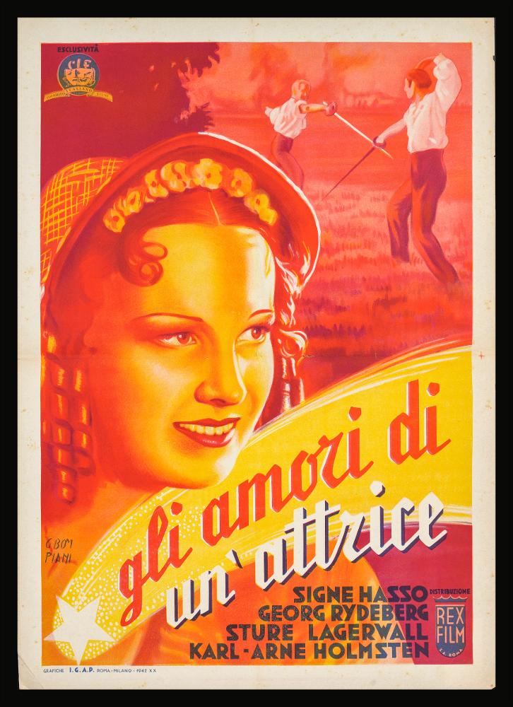 L'immagine riproduce uno dei manifesti conservati presso la Mediateca Regionale Pugliese (vedi Note). Si tratta di una delle due versioni della fotobusta verticale per il film "Gli amori di un'attrice", che porta la firma di C. Bompiani. Si potrebbe attribuire al pittore romano Carlo Ludovico Bompiani, autore di ritratti, nature morte e paesaggi, formatosi presso le Accademie di Francia e Inghilterra. Nel 1935 iniziò la sua attività come cartellonista per il cinema prima presso il Consorzio EIA, poi come direttore per l'ufficio pubblicità della Generalcine; dopo la guerra riprese l'attività artistica stringendo collaborazioni con un gruppo di intellettuali, fra cui Federico Fellini e Guglielmo Guasta Veglia. La sua produzione fu intensa e in continua evoluzione artistic...