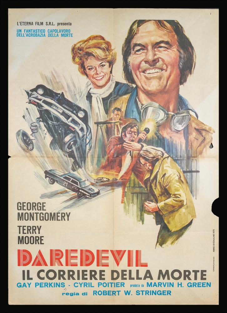 L'immagine riproduce uno dei manifesti conservati presso la Mediateca Regionale Pugliese (vedi Note). Si tratta di una delle versioni grafiche del manifesto del film “Daradevil – Il corriere della morte” del 1973 per la regia di Robert W. Stringer. La composizione grafica si presenta complessa dal punto di vista narrativo, essendoci più livelli di descrizione e quindi di scene raccontate. Si parte dal basso con una scena che immortala uno scontro fra due personaggi e si va verso la parte superiore dove troviamo due grandi ritratti, molto realistici. Al centro delle auto che sembrano incidentate dopo una corsa, resa visivamente dai tratti verticali che rendono l'idea di velocità. Anche per la rappresentazione dei personaggi vengono utilizzate delle linee verticali....
