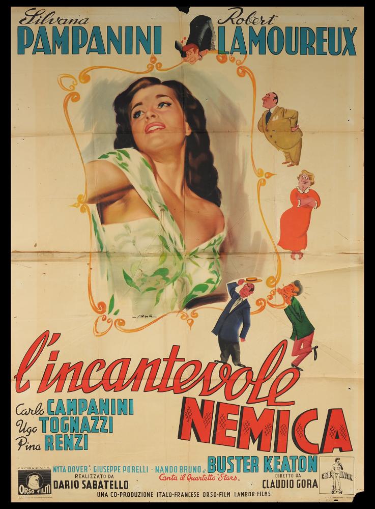 L'immagine riproduce uno dei manifesti conservati presso la Mediateca Regionale Pugliese (vedi Note). Si tratta di una delle versioni grafiche del manifesto del film "L'incantevole nemica" del 1953, a firma dell'illustratore bolognese Giorgio Olivetti. Classe 1908, Olivetti caratterizza le sue prime opere da uno stile morbido, sfumato, fatto di acquerelli delicati che rendono il volume anche grazie ad un uso sapiente dei chiaroscuri. Eleganza, leggerezza ed estetica contraddistinguono anche questo manifesto, nel quale Olivetti interpreta a pieno lo spirito frivolo di una commedia anni '50. Il suo stile pittorico fortemente realista e la composizione vivace dai colori brillanti esalta la figura della donna, interpretata nella sua bellezza da "pin-up", qui incorniciata in...
