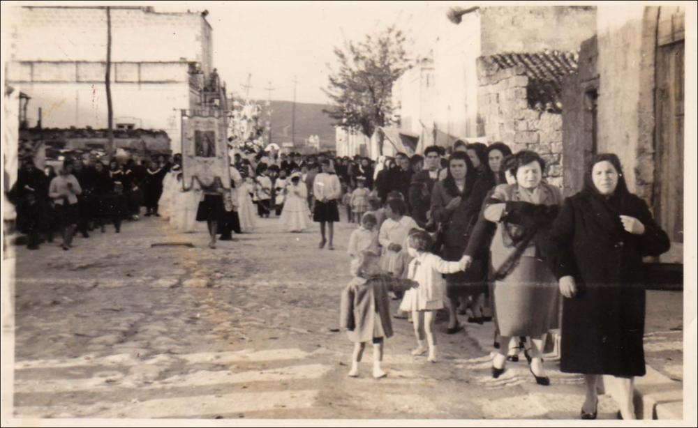 <div class="ql-editor"><div>La digitalizzazione di questa foto storica in bianco/nero immortala la statua della Madonna sfilare in processione in occasione della Festa Patronale di Maria Santissima Addolorata a Poggiorsini, il più piccolo comune dell’area metropolitana di Bari (BA).</div><div>La festa si celebra tradizionalmente il 9, 10 e 11 agosto. Secondo la tradizione orale, le sue origini risalgono alla prima metà del Novecento quando, a causa delle limitate risorse economiche, veniva organizzata ogni due o tre anni. Solo in tempi più recenti la festa è diventata un appuntamento annuale, consentendo una più stabile conservazione e trasmissione delle pratiche religiose.</div><div>La dimensione spirituale è centrale e si prepara gi...