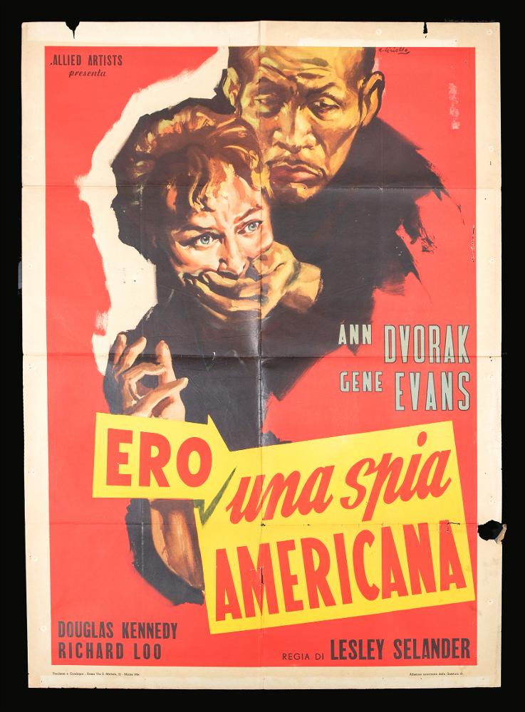 L'immagine riproduce uno dei manifesti conservati presso la Mediateca Regionale Pugliese (vedi Note). Ciriello firma il dipinto per il manifesto del film americano "Ero una spia americana". Pittore dal linguaggio elaborato e dallo stile pittorico colto e maturo, sia nel ritratto che nelle scene narrative, Ciriello seppe caratterizzare le sue opere con l'uso di sfumature volumetriche, tocchi di colore morbidi "emotivi", che denotano una comunicazione visiva chiara e coinvolgente. Si ricorda come tra i più importanti disegnatori per manifesti del cinema italiano. Iniziò a lavorare come pubblicitario presso l’agenzia 'Non plus ultra' a Milano e poi presso la 'Ima', la più grande agenzia di pubblicità in Italia. Il suo talento come disegnatore di arte figurativa lo porteran...