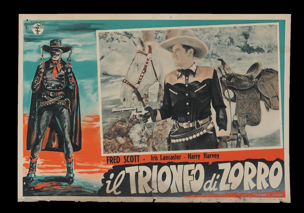 L'immagine riproduce uno dei manifesti conservati presso la Mediateca Regionale Pugliese (vedi Note). Si tratta di uno dei soggetti realizzati per la fotobusta del film americano “Il trionfo di Zorro” del 1940. L'illustrazione è opera di Bardi, come si evince dalla firma in alto a sinistra, piuttosto coerente con lo stile di Faorzi, che firma il manifesto, qui in collezione. Su un fondo azzurro e arancio, l'artista realizza Zorro a figura intera, usando gli stessi toni di colore per i dettagli sul costume e gli stivali. Come di consueto, il soggetto della fotobusta riporta una bella foto di scena ritoccata con colori delicati che ben si armonizzano con il resto della composizione....