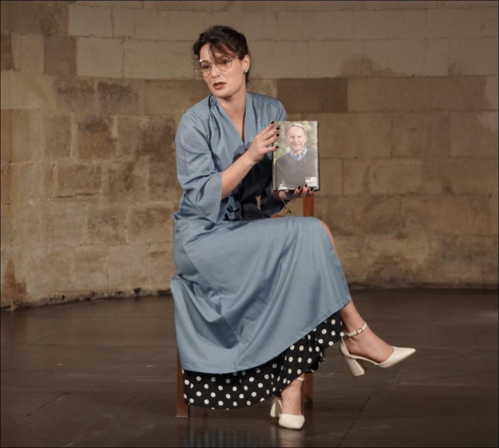 Lo scatto fotografico riprende l’attrice Altea Chionna durante un’esilarante scena dello spettacolo “Le intellettuali”, dedicato al teatro di Aldo Nicolaj, con la regia di Paolo Panaro, in scena tra 14 ottobre e 1° novembre 2020 presso l’Auditorium Vallisa di Bari.
Con il suo umorismo, Aldo Nicolaj ha fatto riflettere sui cambiamenti sociali che hanno segnato la più recente storia di Italia, rimarcando l’eternità delle debolezze dell’uomo contemporaneo. Dietro la sua opera si cela una lunga e nobile tradizione, quella del teatro che passa attraverso il cafe-chantant, il cabaret colto degli anni ’20 e ’30, la rivista da camera del secondo dopoguerra, che trova i suoi massimi esponenti nell’esperienza della compagnia de I Gobbi (Alberto Bonucci, Vittorio Caprioli e Franca...
