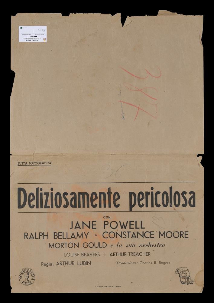 L'immagine riproduce la busta fotografica aperta che raccoglie una serie di immagini destinate all’affissione all’interno delle sale cinematografiche del film “Deliziosamente pericolosa” del 1945 per la regia di Arthur Lubin, del quale possiamo visionare il manifesto in questa collezione. Come si può notare sulla busta sono riportate a stampa tipografica alcune informazioni sul film, in alto il titolo in un carattere più grande e in grassetto, sotto l’indicazione degli attori ed i credits con i loghi di distribuzione e esclusività di produzione.