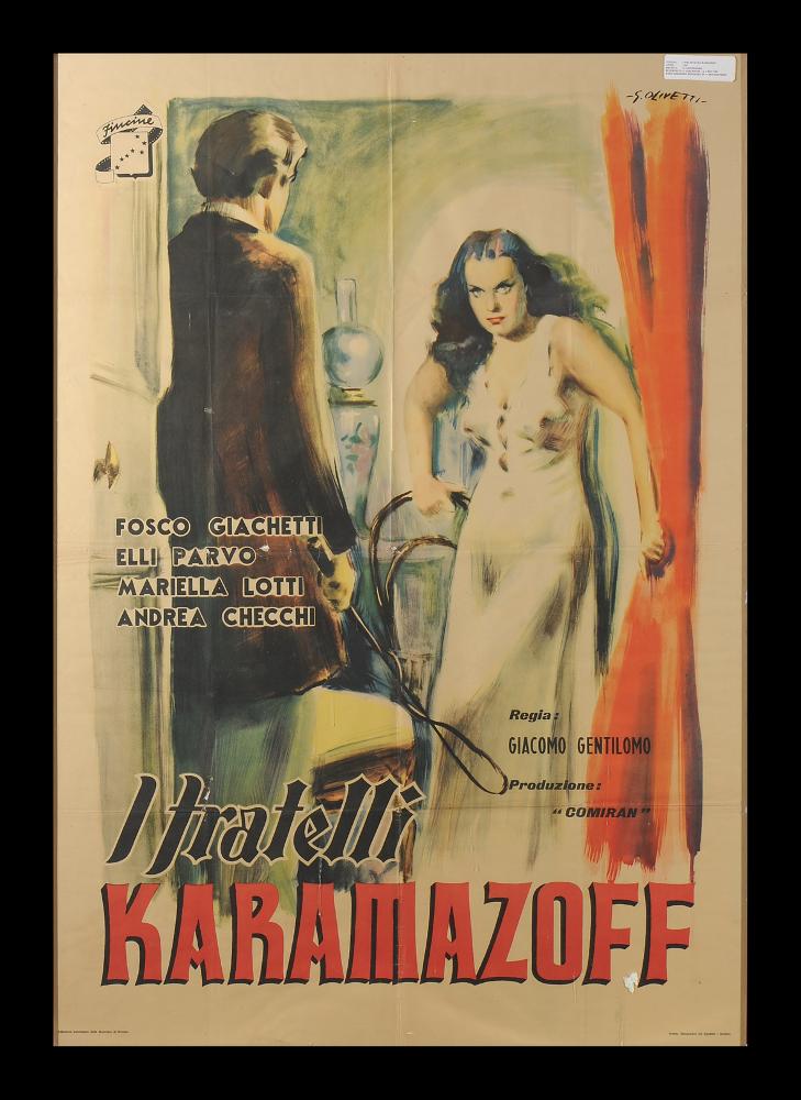 L'immagine riproduce uno dei manifesti conservati presso la Mediateca Regionale Pugliese (vedi Note). Si tratta di una delle versioni grafiche del manifesto del film "I fratelli Karamazoff" del 1947 per la regia di Giacomo Gentilomo. Firmato dal maestro bolognese autore del manifesto del film “La dolce vita”, Giorgio Olivetti, come si evince dalla firma in alto a destra, la composizione rappresenta una scena al chiuso del film. Una porta aperta permette di entrare in una piccola stanza con pochi arredi, una sedia, un tavolino con il vaso, una poltrona. I due protagonisti sono uno di fronte all’altro e allo spettatore è visibile solo la bella Gruscenka, rappresentata con le forme morbide in contrasto con la tensione dello sguardo e dei gesti. I colori pastello delicati c...