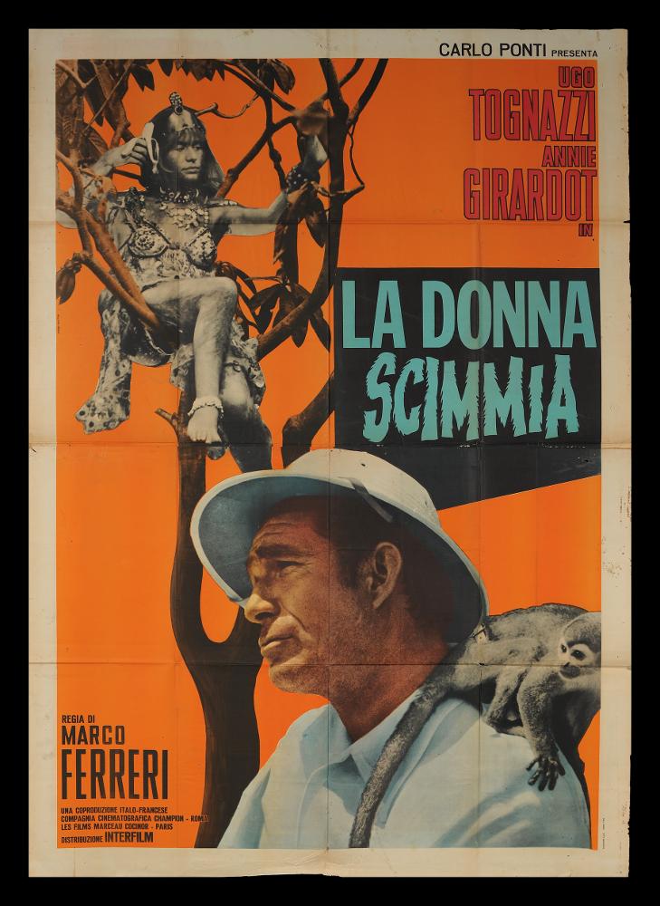 L'immagine riproduce uno dei manifesti conservati presso la Mediateca Regionale Pugliese (vedi Note). Si tratta di una delle versioni grafiche del manifesto del film in bianco e nero “La donna scimmia”, del 1964 per la regia di Marco Ferreri. L’illustrazione del manifesto è a cura dello studio grafico Studio Quattro, come si evince dalla firma in alto a sinistra. Su uno sfondo arancione, sono accostate immagini a colori tratte da scene del film, quasi fosse un collage. In primo piano, il protagonista maschile Antonio Focaccia interpretato da Ugo Tognazzi, vestito da esploratore, con un cappello bianco coloniale e sulla spalla un cebo cappuccino. In alto su un albero spoglio, siede una grigia “donna scimmia”, Maria (Annie Girandot), vestita come una odalisca, con le gamb...