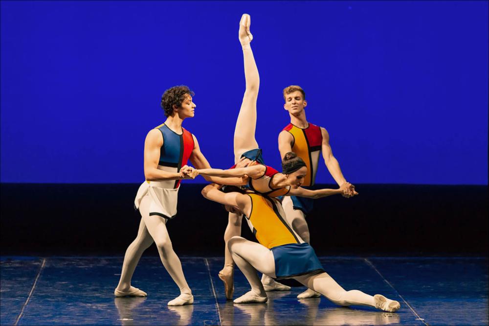 Nella foto una coreografia dello spettacolo “Stràviolin” interpretato dai quattro ballerini Nuria Salado Fustè, Joao Soledade, Christopher Vazquez e Fabio Meneguzzo. Lo spettacolo è stato inserito nella Stagione di danza - autunno, organizzata presso il Teatro Apollo di Lecce (10/11/12 dicembre 2021).
“Stràviolin” è il balletto in un atto creato dal coreografo Fredy Franzutti sulle note del Concerto per Violino e Orchestra in RE che Igor Stravinskij compose nel 1931. La componente astratta e neoclassica – evocata dalla partitura – diviene la linea creativa del balletto, costituito da una coralità di individui in movimenti ritmati e combinazioni legate alla evoluzione della musica. Il gusto e le atmosfere richiamano il movimento Bauhaus e la geometrizzazione colorata di ...