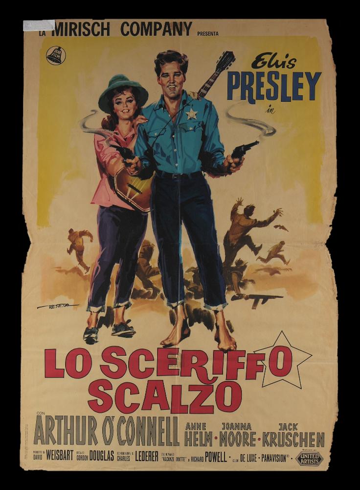Lo sceriffo scalzo (Follow That Dream) è un film del 1962 diretto da Gordon Douglas. È tratto dal libro Vacanze matte di Richard Powell (Pioneer, go home!, 1959). Il manifesto è firmato da Enrico De Seta, disegnatore e pittore italiano, noto come fumettista per giornali satirico-umoristici e periodici per ragazzi e soprattutto per la sua produzione di illustrazioni cinematografiche. Pennellate fluide e larghe, quasi espressioniste, pochi colori netti e le poche figure protagoniste, come in questo caso con una figura intera di Elvis con in mano due pistole fumanti trionfa nello scontro con la banda di gangster sullo sfondo. Il manifesto originale è conservato nell’Archivio della Mediateca Regionale Pugliese....