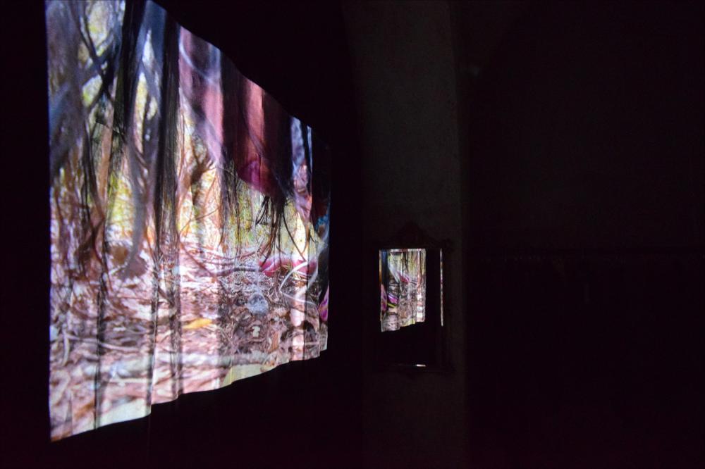 <div class="ql-align-justify">Lo scatto riprende la performance video di e con Eloisa Calabrese, presentata presso l’AENDÖR STUDIO il 18 novembre 2024, in occasione del BIG - Bari International Gender Festival.</div><div class="ql-align-justify">In “Libations<strong>”</strong> Eloisa Calabrese compie un gesto essenziale e viscerale: lascia cadere la saliva sulla terra, la raccoglie con la lingua e la ingoia. Questo rito rappresenta il desiderio di riconnettersi con gli elementi primordiali, in un rapporto fisico e diretto con la terra. Il gesto è sia un’offerta personale che collettiva, simbolo di rinascita. Calabrese sfida questa alienazione cercando una connessione reale con un gesto che fa eco alle teorie di Jean-Luc Nancy sul dono d...