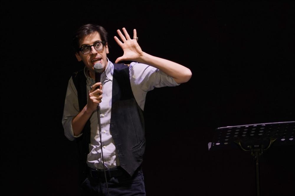 <div>Lo scatto documenta un momento dello spettacolo “Affabu(r)lazione” di Alessandro Ciacci, portato in scena nella serata del 12 gennaio 2024 presso il Teatro AncheCinema di Bari. </div><div>Dopo essersi affermato nel panorama della nuova comicità come uno degli artisti più originali e talentuosi, Alessandro Ciacci, già vincitore del Premio Alberto Sordi, torna sul palco con un capitolo tutto nuovo del suo percorso di sperimentazione.</div><div>Definito “surreale ed eccentrico prestigiatore della lingua italiana", Alessandro Ciacci è un comico, attore, stand up comedian, autore, considerato tra i 20 stand up comedian italiani più divertenti, secondo “Style Magazine”.</div><div>Ciacci ha fatto parte del cast ar...