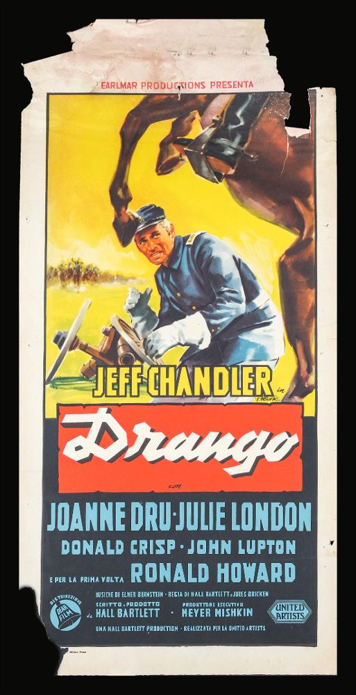L'immagine riproduce uno dei manifesti conservati presso la Mediateca Regionale Pugliese (vedi Note). Si tratta della versione grafica per la locandina del film “Drango” del 1957 per la regia di Hall Bartlett. L'opera è a firma dell’illustratore bolognese G. Olivetti (Giorgio Olivetti). Classe 1908, Olivetti caratterizza le sue prime opere da uno stile morbido, sfumato, fatto di acquerelli delicati che rendono il volume anche grazie ad un uso sapiente dei chiaroscuri. La composizione concepita per la locandina (in collezione si possono osservare anche le versioni per i manifesti 200x140 e 140x100, sempre a sua firma) presenta una scena più dinamica, con un punto di vista in cui il protagonista è coinvolto, aspettando quello che può succedere. Anche qui la figura protago...