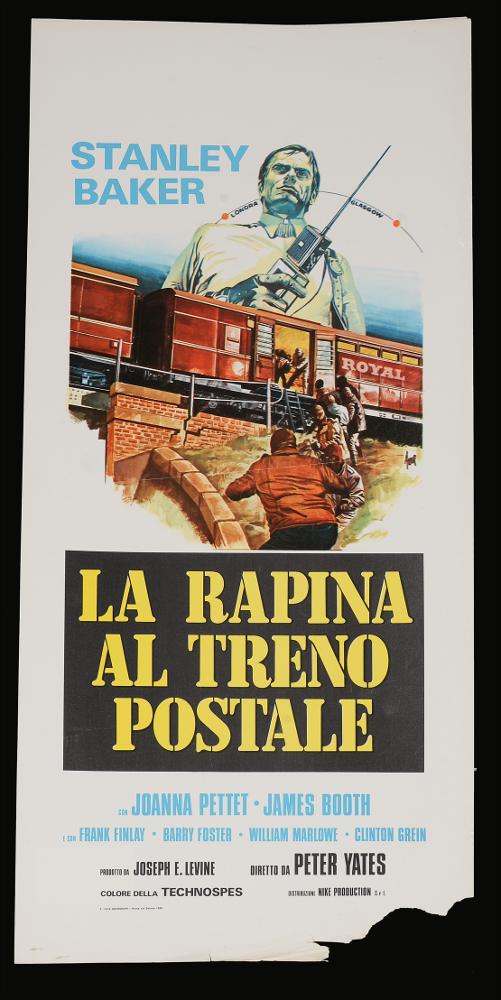 L'immagine riproduce uno dei manifesti conservati presso la Mediateca Regionale Pugliese (vedi Note). Si tratta di una delle versioni grafiche per la locandina del film “La rapina al treno postale” del 1967 per la regia di Peter Yates. La firma che leggiamo sulla destra in basso appartiene ad Aller, artista dall'identità sconosciuta ma autore di molti manifesti e locandine degli anni Quaranta e Cinquanta del Novecento. La struttura della composizione grafica si presenta molto esplicativa in quanto l'autore rappresenta la scena che dà il via alla trama del film, episodio inoltre realmente accaduto, la rapina al treno postale che, come indicato nella parte superiore, segue la tratta Londra-Glasgow. Aller rende il momento in maniera dettagliata, rappresentando i componenti...