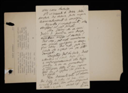 Nella cartolina, Benedetto Croce comunica a Giovanni Laterza la restituzione di bozze della prefazione del volume “Nuovi saggi sull'intelletto umano” di Gottfried W. Leibniz, lo prega di non ritardare troppo la distribuzione del proprio volume di filosofia della pratica e lo sollecita ad occuparsi dei volumi di Immanuel Kant. Infine Croce rammenta all'editore la richiesta del volume "Saggi di critica" di Antonio Tari.