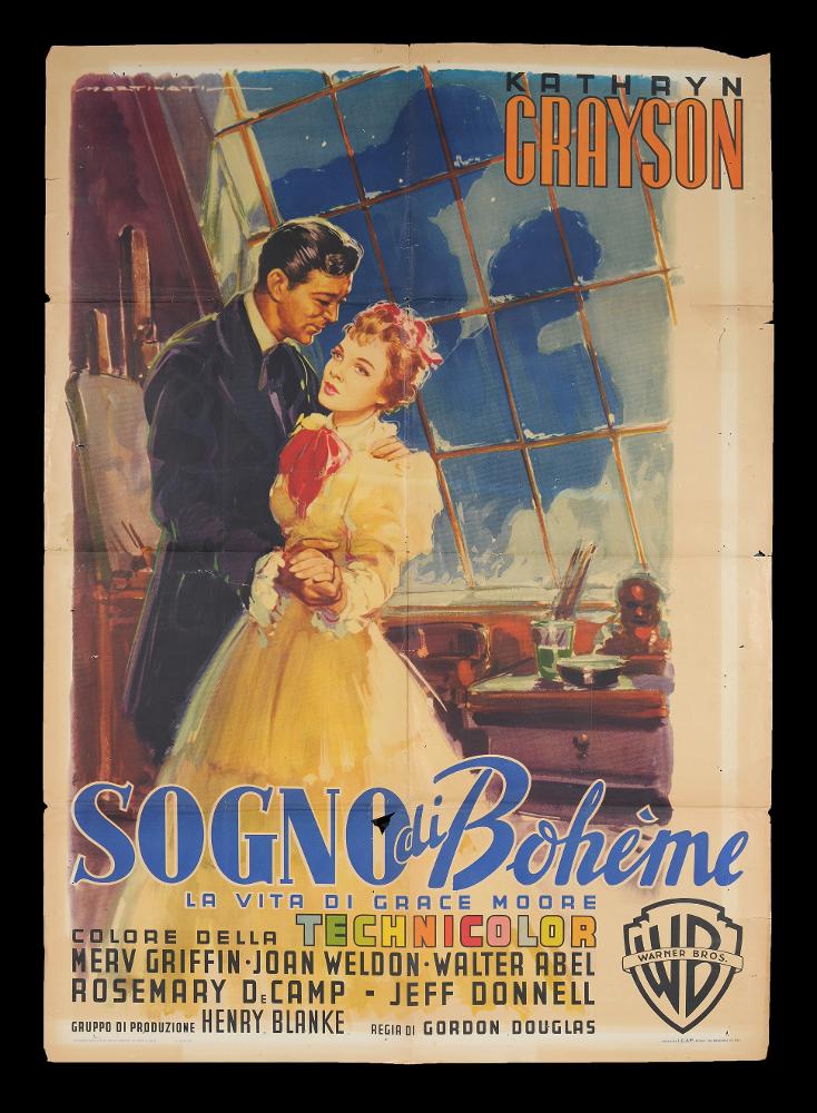 L'immagine riproduce uno dei manifesti conservati presso la Mediateca Regionale Pugliese (vedi Note). Si tratta del manifesto del film "Sogno di Bohème", la cui illustrazione è a firma di Martinati. Toscano di nascita, Luigi Martinati può considerarsi uno degli interpreti più significativi della prima maniera del manifesto di cinema. La composizione, riconoscibile nel suo bel stile all'italiana raffinato, presenta i tratti tipici della sua pittura. Qui però, rispetto agli altri manifesti conservati qui nella collezione, ci sono maggiori elementi narrativi e una scena d'interno ben definita, un momento che racchiude la vita della soprano e Grace Moore, interpretata da Kathryn Grayson, qui splendidamente ritratta tra le braccia di Merv Griffin. I giochi di contrasto con c...