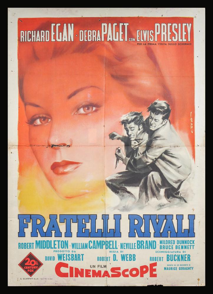 L'immagine riproduce uno dei manifesti conservati presso la Mediateca Regionale Pugliese (vedi Note). Si tratta di una delle versioni grafiche del manifesto del film western “Fratelli rivali” per la regia di Robert D. Webb del 1956. La firma che leggiamo appartiene a Renato Casaro, tra i maggiori rappresentanti della grafica e del manifesto del secondo dopoguerra, qui C. René, nome d'arte utilizzato agli esordi che poi sostituirà con la ben più nota R. Casaro. L'artista fu ispirato dall'arte del noto pittore di cinema Angelo Cesselon, il primo pittore ad utilizzare, per i manifesti cinematografici, un nuovo linguaggio che dà maggiore importanza ad una grande scena, ad un ritratto per raccontare una storia. Casaro è noto per essere stato un autodidatta che riuscì tuttavi...