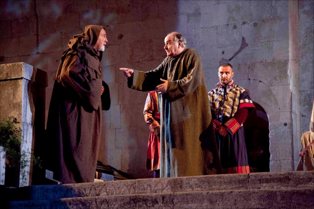 L'immagine digitale è parte della collezione digitale “Prime nazionali in Puglia”, nasce dall'omonimo progetto promosso dalla Regione Puglia, Assessorato al Mediterraneo, Cultura e Turismo, finanziato dal FESR ASSE IV e attuato dal Teatro Pubblico Pugliese per dar vita ad un fitto calendario di prime nazionali programmate tra il 2011 e il 2012 all'interno di alcuni teatri pugliesi. Lo scatto documenta lo spettacolo teatrale "Io so che a me bambino" messo in scena il 2 giugno del 2012 nella splendida e suggestiva cornice del Castello Svevo di Bari. La pièce, ideata dal maestro Ettore Catalano e realizzata per l'occasione dal gruppo Abeliano di Bari, recupera l'opera pirandelliana "Enrico IV", rivisitandola in chiave moderna e introducendo al suo interno lo stesso autore ...