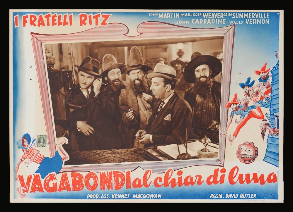 L'immagine riproduce uno dei manifesti conservati presso la Mediateca Regionale Pugliese (vedi Note). Si tratta di una delle versioni grafiche delle fotobuste del film in bianco e nero “Vagabondi al chiar di luna”, del 1938 per la regia di David Butler, a firma di Mico. Una fotografia di scena è messa in risalto dall'inserimento in una cornice; sullo sfondo azzurro Mico riprende fedelmente l'illustrazione del manifesto ad opera di Ballester e presente in collezione. Nel manifesto, nei toni del grigio, si svolge la scenetta che ricorda il mondo animato, tre bizzarri e inquietanti personaggi armati rincorrono una giovane fanciulla, sotto lo sguardo di un quarto personaggio ambiguo che, sempre armato, sbuca da una finestra. Nella fotobusta la stessa scena, con la stessa di...