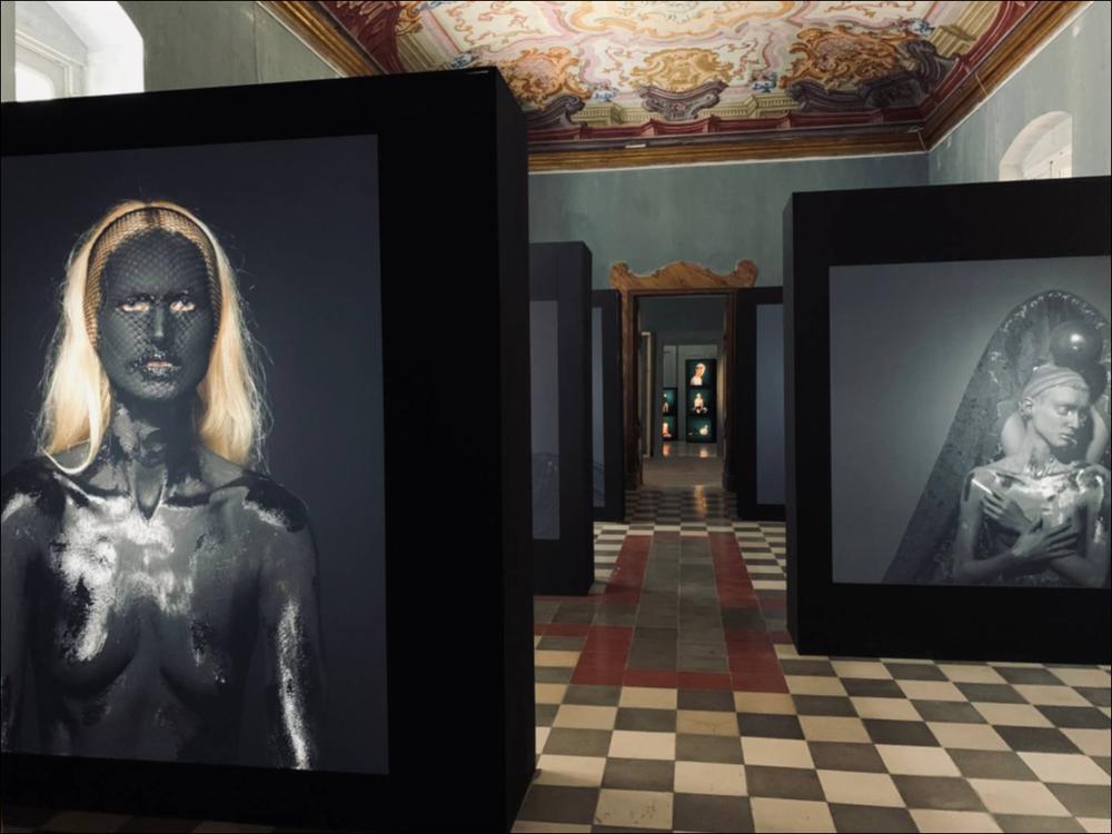L'interno dello splendido Palazzo Palmieri, con le sue pareti e ricche volte decorate tipiche che dello stile della palazzata napoletana, ospita la raccolta fotografica di Mustafa Sabbagh (Amman, Giordania, 1961), creando un contrasto con la scelta stilistica dell'artista. Sabbagh vuole dare luce al colore nero allontanando l’antico simbolismo negativo per renderlo "il colore tra i colori". Il nero diventa segno di unità e accettazione, assorbendo in sé tutte le frequenze del visibile.  
Le immagini, in perfetto equilibrio tra realtà e finzione, sono un inno all'imperfezione e alle ossessioni che l’arte fa fiorire amplificandole sotto forma di domande universali....