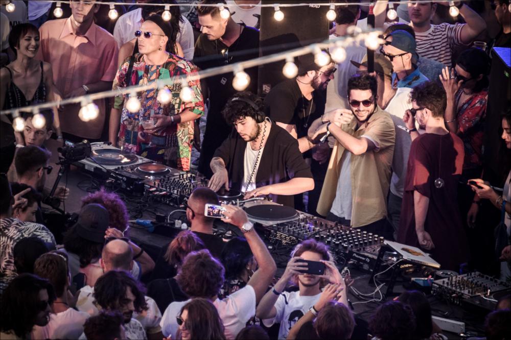 L’edizione 2017 del "VIVA" Festival intende regalare notti magiche alla Valle d’Itria e al pubblico pugliese, nazionale e internazionale. Tra i protagonisti di spicco di questa edizione troviamo Nicolas Jaar (live), Dj Shadow, Madlib, Todd Terje, Ghali, Lorenzo Senni, Kelly Lee Owens, Jolly Mare e Populous (e altri) si aggiungono John Talabot, Rroxymore, Don’t DJ, Jolly Mare, Zippo e Fides. Oltre agli show, ha ospitato una serie di incontri condotti da Carlo Pastore, storico presentatore radiofonico di Babylon su Rai Radio 2, nonché direttore artistico di MI AMI Festival. La fotografia mostra una delle serate di musica elettronica. ...