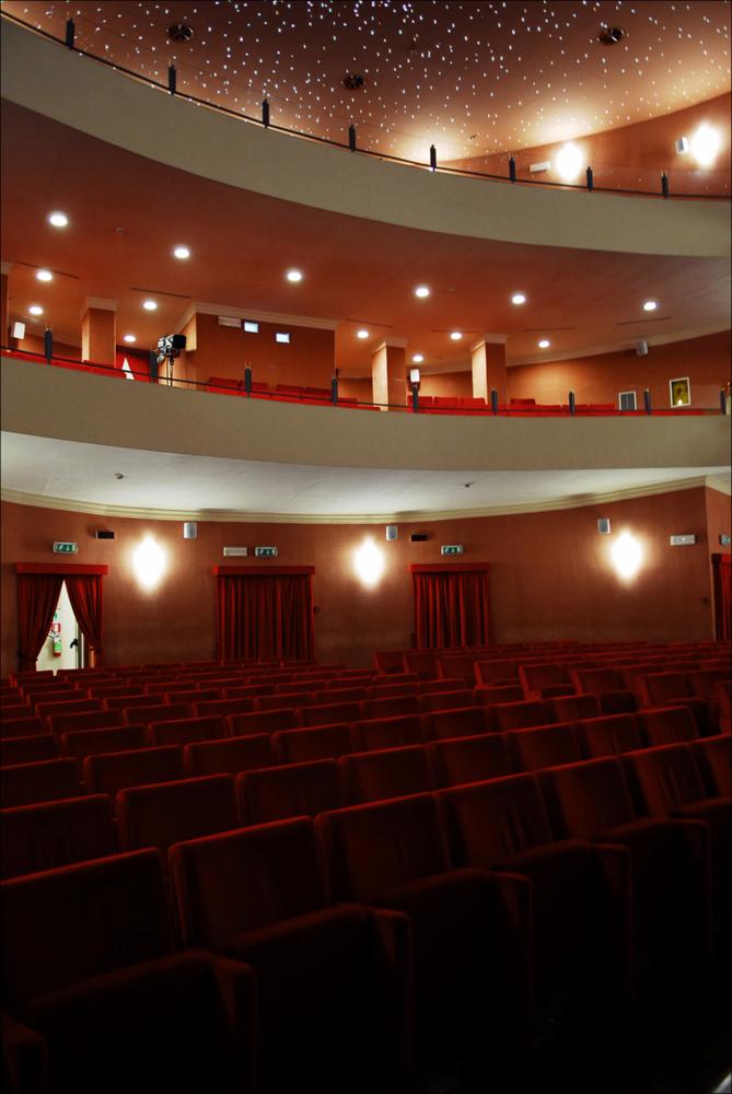 L'immagine è parte della campagna fotografica realizzata dalla fotografa Margherita Mirabella per Teatro Pubblico Pugliese, che ha ripreso nei suoi scatti le eleganti architetture e i rifiniti dettagli di alcuni dei più bei teatri pugliesi e alcuni degli spettacoli teatrali portati in scena in questi ultimi anni. Si tratta dell'interno del Teatro Garibaldi, situato nel borgo antico, tra Piazza Vittorio Emanuele II e Piazza Regina Margherita di Savoia a Bisceglie. La sua costruzione fu voluta dal governo regio sabaudo, quando fu deliberata la decisione di trasformare gli antichi cameroni della “Polveriera”, dove sorgeva l'antico teatro cittadino costruito sugli ambienti ricavati da uno dei bastioni della cinta muraria. I lavori iniziarono nel 1862 sotto la direzione dell...