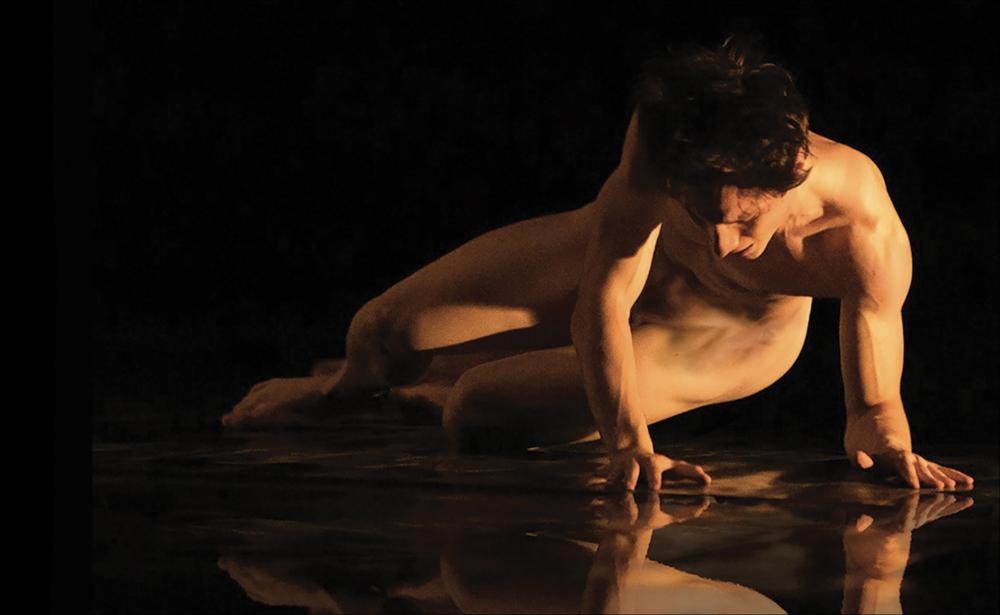 Nella foto l’interprete Paolo Ciofini ripreso in un momento scenico di forte pathos tratto dallo spettacolo “Miti in scena”, inserito nella Stagione di danza estiva, organizzata presso il Chiostro dei Teatini in collaborazione con il Comune di Lecce per "Lecce in scena 2021" (13 agosto).
“Miti in scena” è uno spettacolo composito, accattivante e colto, di danza, musica e teatro dedicato al mito antico e alla mitologia, realizzato da Fredy Franzutti. 
In questa creazione Franzutti mette insieme in una unica serata un viaggio tra i miti e le leggende del mondo antico. Alcuni tra i temi trattati sono gli amori contrastati di Piramo e Tisbe, l’incontro tra Leda e Giove mutato in cigno, il mito della nascita dell’uomo sotto gli incantesimi di Prometeo, Amore e Psiche su musi...