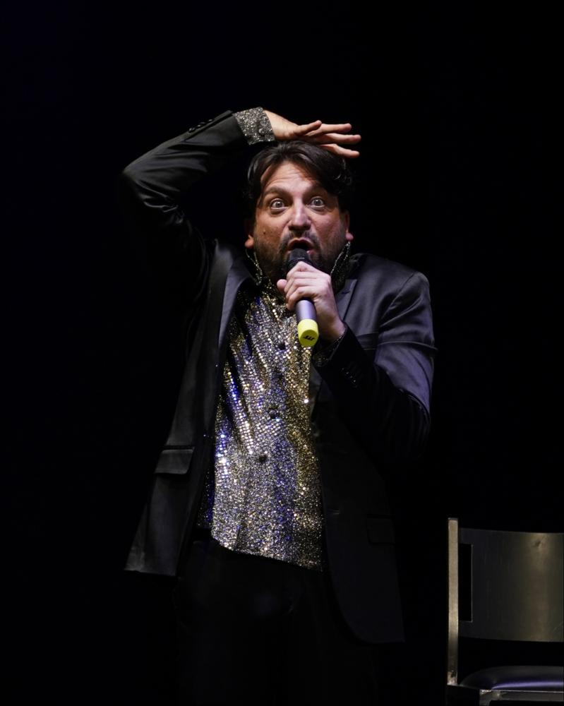 <div>Lo scatto cattura un momento dello spettacolo teatrale “<em>Io vergine, tu Pesci?”</em>, scritto e interpretato da Giuseppe Sorgi, andato in scena il 19 aprile 2024 al Teatro AncheCinema di Bari.</div><div>È un racconto sull’amore che rifugge ogni buonismo, mescolando astrologia, teatro, psicologia e ironia per mettere a nudo sentimenti, dinamiche e fragilità delle relazioni. Segno dopo segno, Sorgi costruisce una guida semiseria per orientarsi nel caos amoroso, offrendo risposte tanto illuminanti quanto scomode.</div><div>Perché amare una Vergine non è come innamorarsi di una Bilancia, così come condividere il letto con uno Scorpione non equivale a svegliarsi accanto a un Acquario. Tra risate e riflessioni, lo spettacolo ...