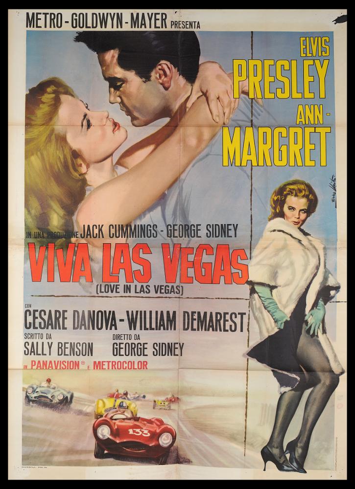 L'immagine riproduce uno dei manifesti conservati presso la Mediateca Regionale Pugliese (vedi Note). Si tratta del manifesto del film "Viva Las Vegas", a firma di Enzo Nistri. Pittore romano che realizzò migliaia di manifesti per il cinema, Nistri si contraddistinse per un linguaggio maturo, uno stile semplice ed elegante che "si presta a raccontare ogni storia" (Baroni, 2018). Molti suoi lavori infatti si riconoscono per il tratto raffinato, ma al tempo stesso dalla forte intensità costruttiva data anche da un sapiente uso dei colori netti e spesso contrastanti, che aiutano a ben definire le figure e le scene descritte. Questa composizione si caratterizza anche per un taglio moderno, fatto di più momenti narrativi delineati da linee incrociate e dal titolo che divide ...