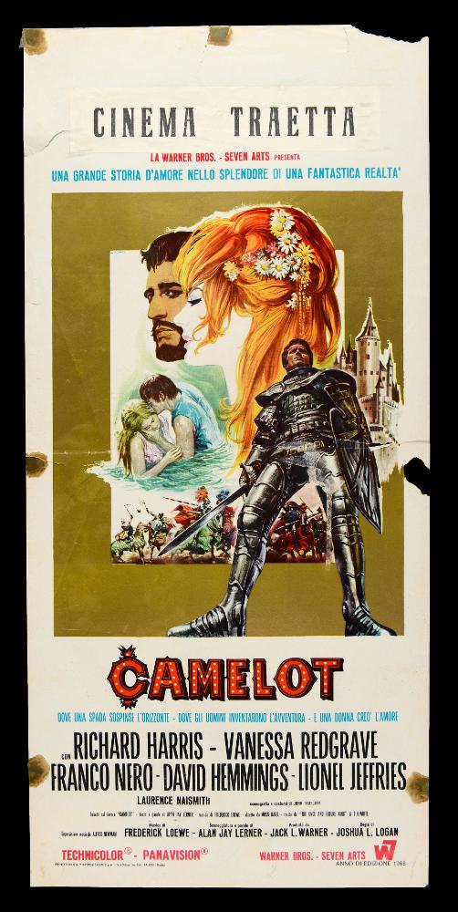 “Camelot” è un film del 1967 diretto dal regista Joshua Logan. La sceneggiatura è scritta da Alan Jay Lerner e T.H. White. Nel cast Richard Harris, Vanessa Redgrave, Franco Nero, David Hemmings, Lionel Jeffries.
La locandina cinematografica è opera del celebre pittore di cinema Renato Casaro, uno tra i maggiori rappresentanti della grafica e del manifesto. Nato a Treviso nel 1935 comincia la sua carriera artistica da autodidatta ma in breve arriva a sviluppare un proprio stile di grande eleganza e raffinatezza formale. Tecniche diverse si mescolano nel suo linguaggio innovativo che si caratterizza sia per l’uso del pennello sia per quello dell’aerografo che gli consentirà di ottenere effetti sfumati e volumetrici di grande intensità pittorica. La composizione si focaliz...